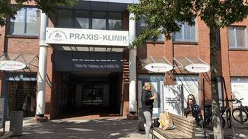 hausarztpraxis in lohbrügge: patienten stehen vor verschlossener tür