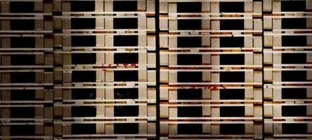 Unbekannte brechen in Augsburger Autowerkstatt ein und stehlen Holzpaletten