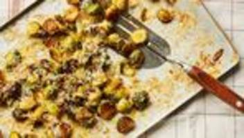 Knusprig gebratener Rosenkohl mit Manchegokruste: Köstliches Chaos auf dem Beilagenteller