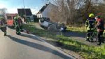 Unfall: Auto überschlägt sich – Fahrerin ambulant versorgt