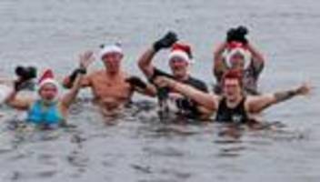 Weihnachtsbaden: Das Kribbeln danach - Schwimmer stürzen sich in kalten See