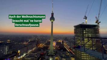 Warum der Weihnachtsmann plötzlich über dem Alexanderplatz schaukelte