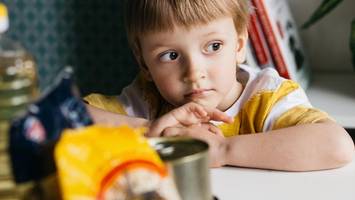 dreiste spende zu weihnachten: abgelaufene konservendosen für arme kinder