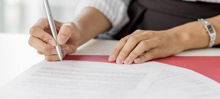 mann erschleicht sich spitzenjobs: seine zeugnisse waren top, seine arbeit war es nicht