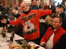 Heiligabend für wohnungslose Menschen im Hofbräuhaus: „Schön, dass Sie da sind!“