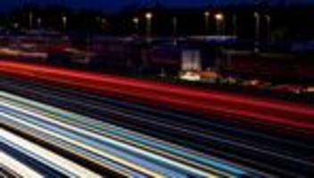 An Rasthof: Weihnachtsüberraschung: Polizei beschenkt Lastwagenfahrer