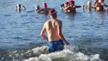Eisbaden: Dutzende steigen zum Weihnachtsschwimmen in den Orankesee
