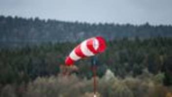 Starker Wind: Wind lässt Bäume auf die Straßen stürzen