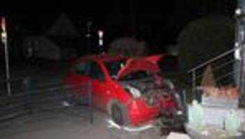 Unfall: Frau fährt mit 1,6 Promille in Vorgarten