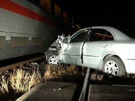 missachtete fahrer die schranke?: ice kracht mit pkw an bahnübergang zusammen