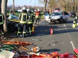 Rettungshubschrauber im Einsatz: Fünf Verletzte bei Zusammenstoß auf Landstraße in NRW
