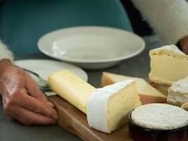 Studie legt Zusammenhang nahe: Kann täglicher Käsekonsum das Demenzrisiko senken?