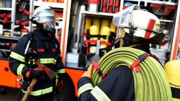 Feuerwehr Hamburg rettet an Weihnachten  Frau aus brennendem Bett