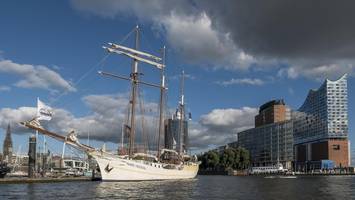 einsatz in heiliger nacht: flammen schlagen aus hamburger traditionssegler