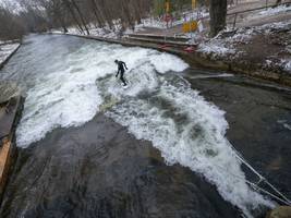 München: Die Eisbachwelle ist wieder da – dank eines Holzbalkens