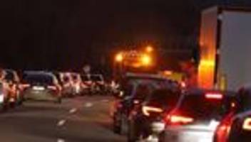 Verkehr: Zwei Autos brennen auf Autobahn 1 nach Glätte-Unfall