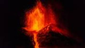 Vulkan: Ätna spuckt glühendes Material - leichter Ascheregen