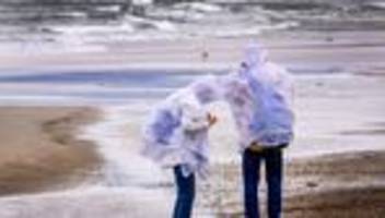 windig und glatt: autofahrer aufgepasst: glätte und wind am wochenende