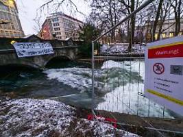 Administrative Blockade: Münchner Eisbach-Surfer machen ihrem Behördenfrust Luft