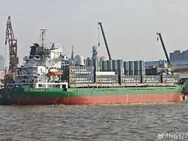 aufnahmen aus shanghai: chinesen verwandeln zivilen frachter in raketenschiff