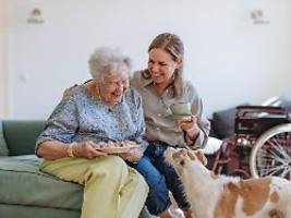 Mentale Gesundheit : So passen pflegende Angehörige gut auf ihre Psyche auf