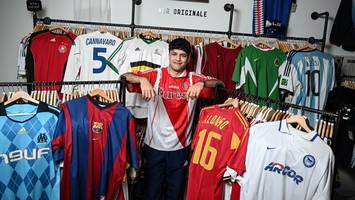 Fußball-Shirts bei „44 Trikots“: Dieser Berliner lässt Fan-Herzen höher schlagen