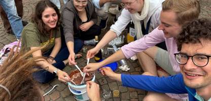 Pudding mit Gabel essen: Woher kommt der Trend, der die Welt eroberte?
