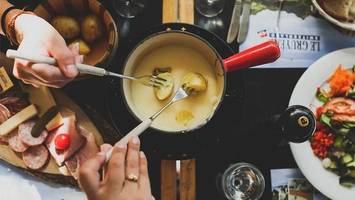 fondue an silvester: diese zutaten dürfen nicht fehlen