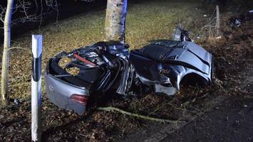 VW Golf zerreißt in zwei Teile – Fahrer überlebt schwer verletzt