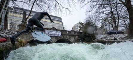 „Verwaltung will das Surfen verhindern“: Eisbach-Surfer brechen Versuch ab