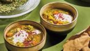 Erbsensuppe mit Chili und Joghurt: Frisch und chilischarf