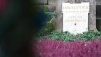 Todestag jährt sich: Noch immer viele Besucher an Grab von Jan Fedder