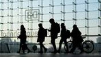 betrug im Öpnv: kriminelle sollen deutschlandticket hunderttausendfach gefälscht haben