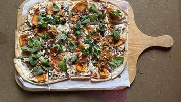 vom holzbrett auf die hand: wo es richtig gute flammkuchen in berlin gibt