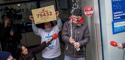 »el gordo«: lottogewinner wären fast leer ausgegangen, doch die gemeinde findet eine lösung