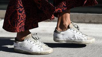 Ein Sneaker, der wie gebraucht aussieht – und trotzdem über 450 Euro kostet