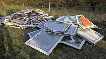 fehlender durchblick: unbekannte laden alte fenster in der natur ab