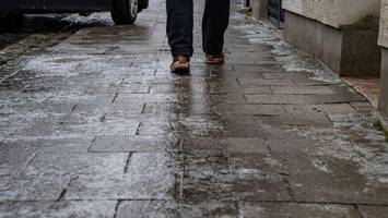 Glatteis: Rutschgefahr minimieren – „Pinguin-Gang“ schützt vor Unfällen