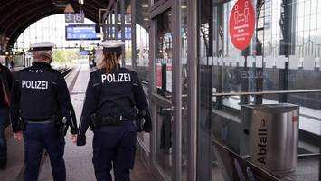 mann zeigt hitlergruß am dammtor – beamte finden gefährliche multi-tools