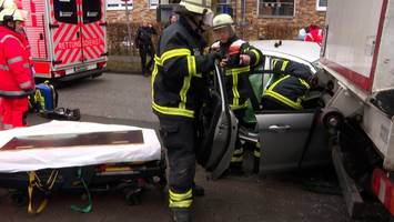 Pkw rutscht unter Lkw – eine Frau eingeklemmt und schwer verletzt