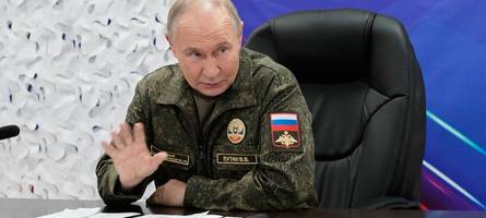 putin in uniform behauptet neue eroberungen in der ukraine
