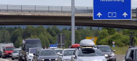 kilometerlanger stau: starke verzögerungen am grenztunnel füssen