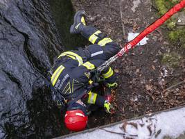 München: Feuerwehr baut Eisbachwelle wieder ab