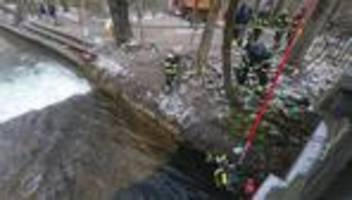 Eisbach-Welle : Feuerwehr entfernt Rampe im Münchner Eisbach
