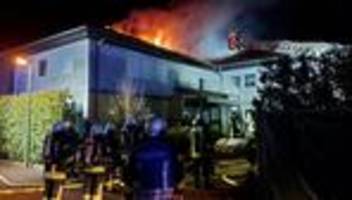 feuer: gebäudebrand verursacht schaden von mehr als 100.000 euro