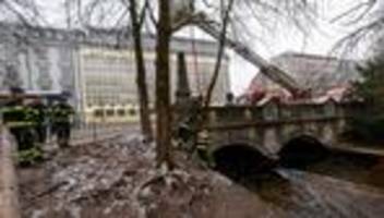 München: Einsatz an Münchner Eisbachwelle - Feuerwehr entfernt Rampe