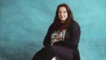 schwebende lasten von annett gröschner: mit blumen im gespräch