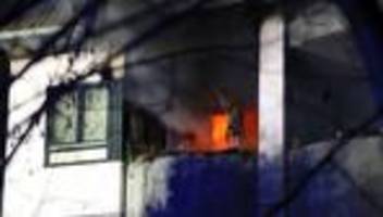 wohnungsbrand in göttingen: frau bei feuer lebensbedrohlich und hund schwer verletzt