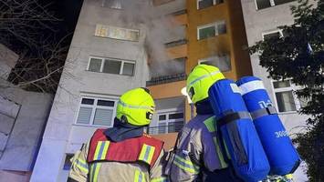 hochhaus in berlin-spandau brennt – mehrere menschen verletzt