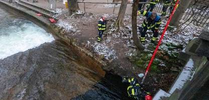 München: Feuerwehr baut Eisbachwelle wieder ab – Surfer sprechen von »Kampfansage«